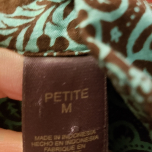 Pretty green and black button up long sleeve shirt. Size medium petite. - Picture 5 of 6